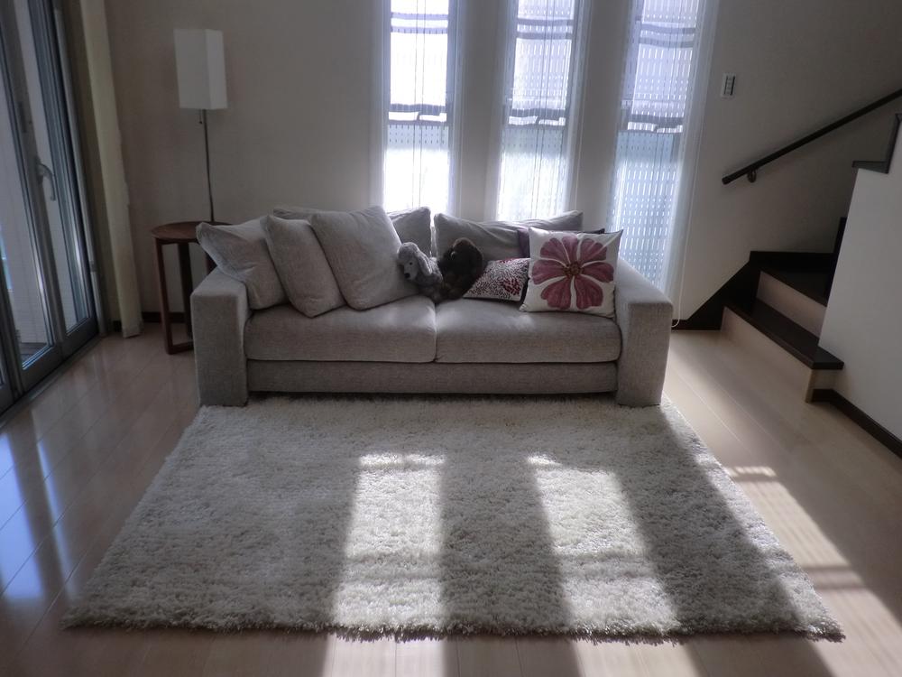 exhibition hall / Showroom. Open living. All living room overlooking from the kitchen. Come by inserting the light of Sansan and the sun is from the longitudinal slit window of the front