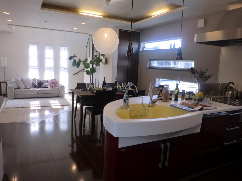 exhibition hall / Showroom. Open living. All living room overlooking from the kitchen. Come by inserting the light of Sansan and the sun is from the longitudinal slit window of the front