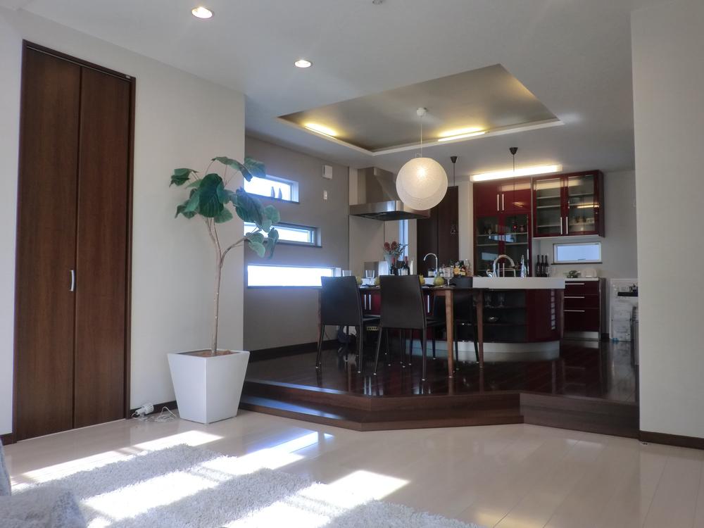 exhibition hall / Showroom. By higher than dare living the DK, As state of the family overlooking more from the kitchen. It has become the accents red YAMAHA made of kitchen, Space chic attire settle