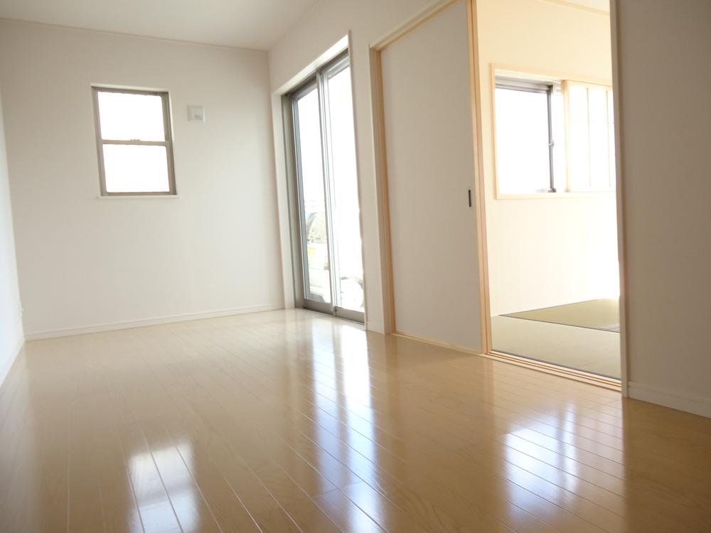 Living.  [Local sales representative company T ・ M planning (Co.) 06-6627-7007] Deep discount 2,000,000 down 2880 ~ 31,300,000 yen 4LDK2 storey parking two Allowed!  ◆ Solar power