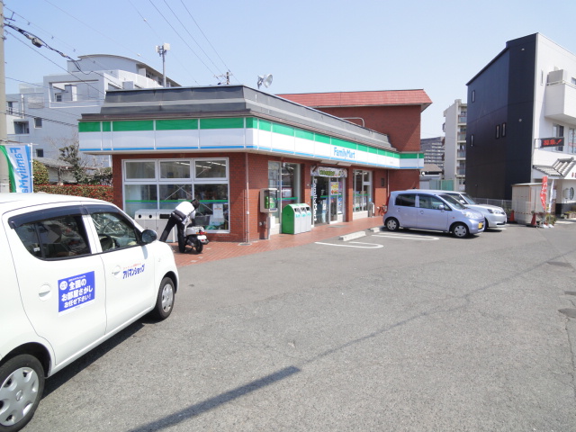 Convenience store. FamilyMart Higashiuenoshiba store up (convenience store) 685m