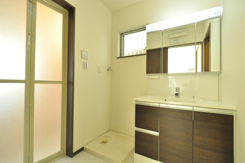 Wash basin, toilet. Basin is to design classy chic color!