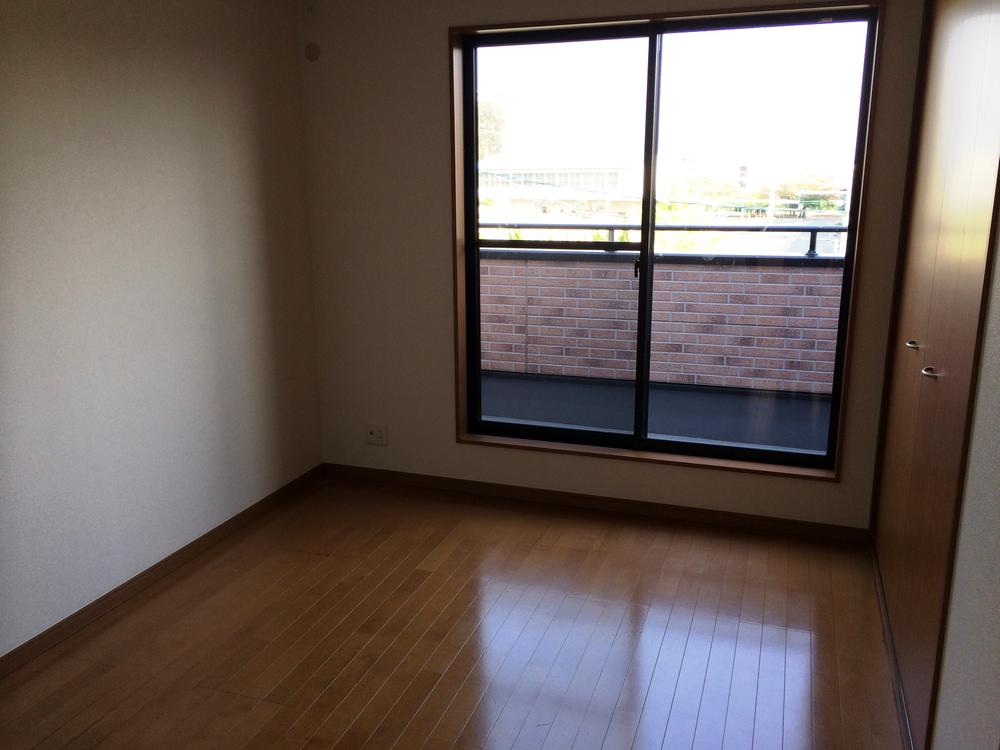 Non-living room. It is daylight preeminent rooms.