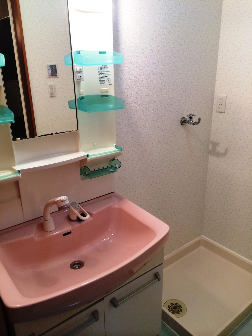 Wash basin, toilet. Basin space and refreshing.