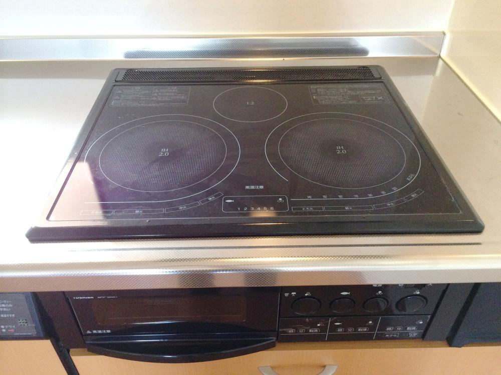 Kitchen. Cleaning a breeze in the IH cooking heater.