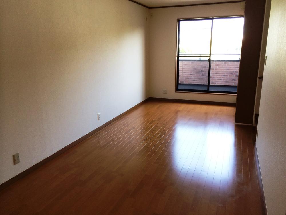 Non-living room. Bright rooms will be welcoming the morning.