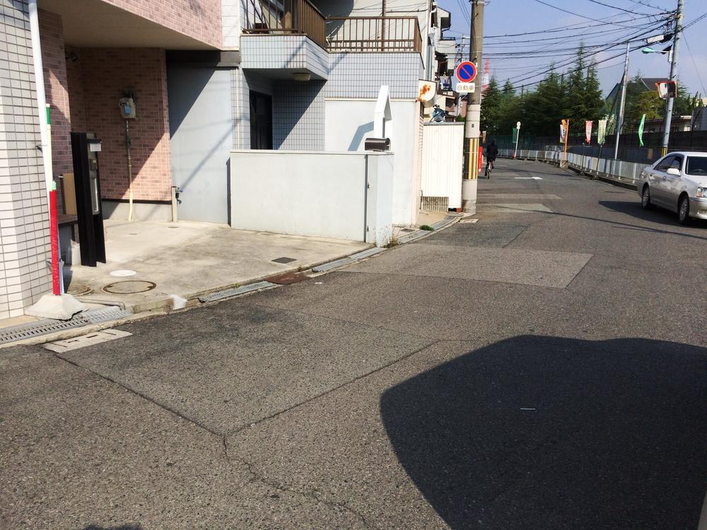 Local photos, including front road. Many commercial facilities, It is very convenient location.