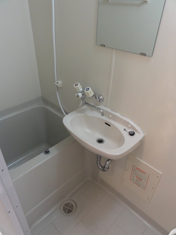 Bath. Bathroom (bus ・ Another toilet)