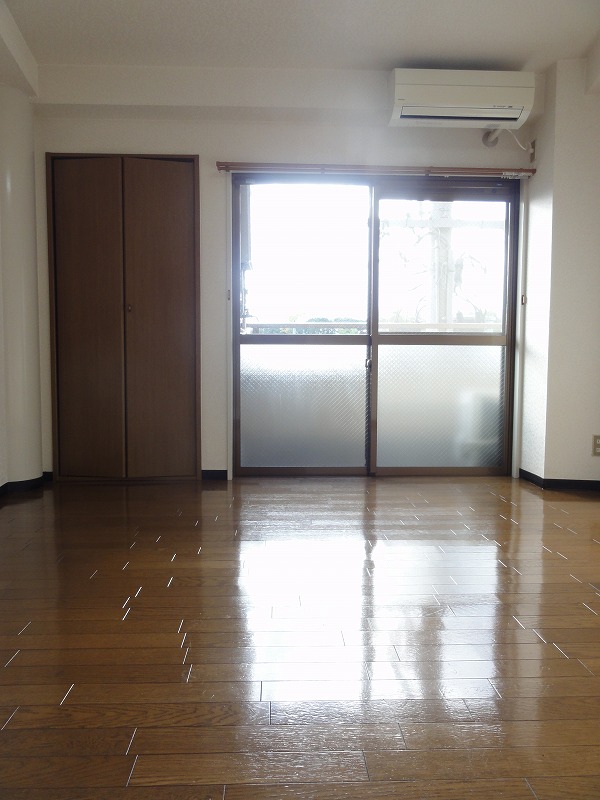 Living and room. Western-style (flooring) sunny ^^