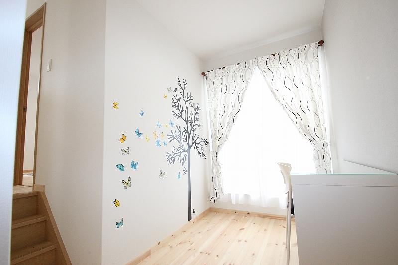 Non-living room. Skip stylish study of the floor.