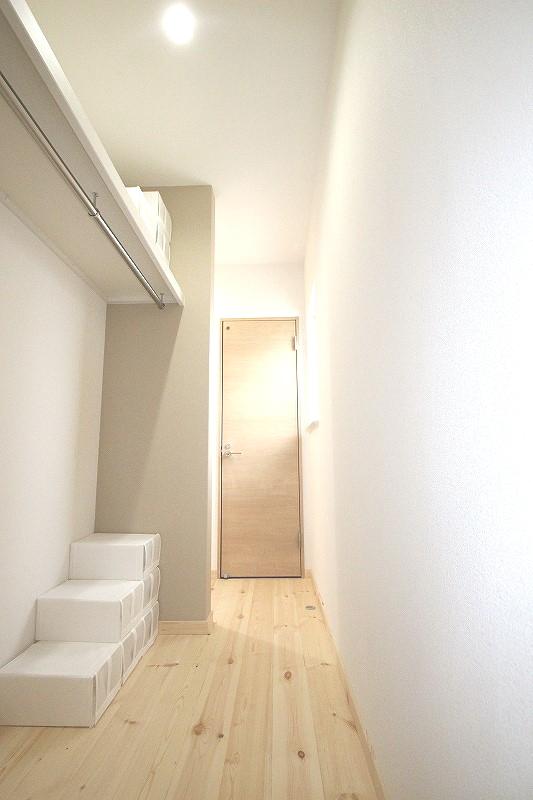 Receipt. Is another of the storage space at the entrance next to.