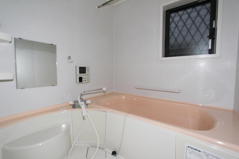 Bathroom. To the system bus, Bathroom heating dryer and bathroom TV comes with. 