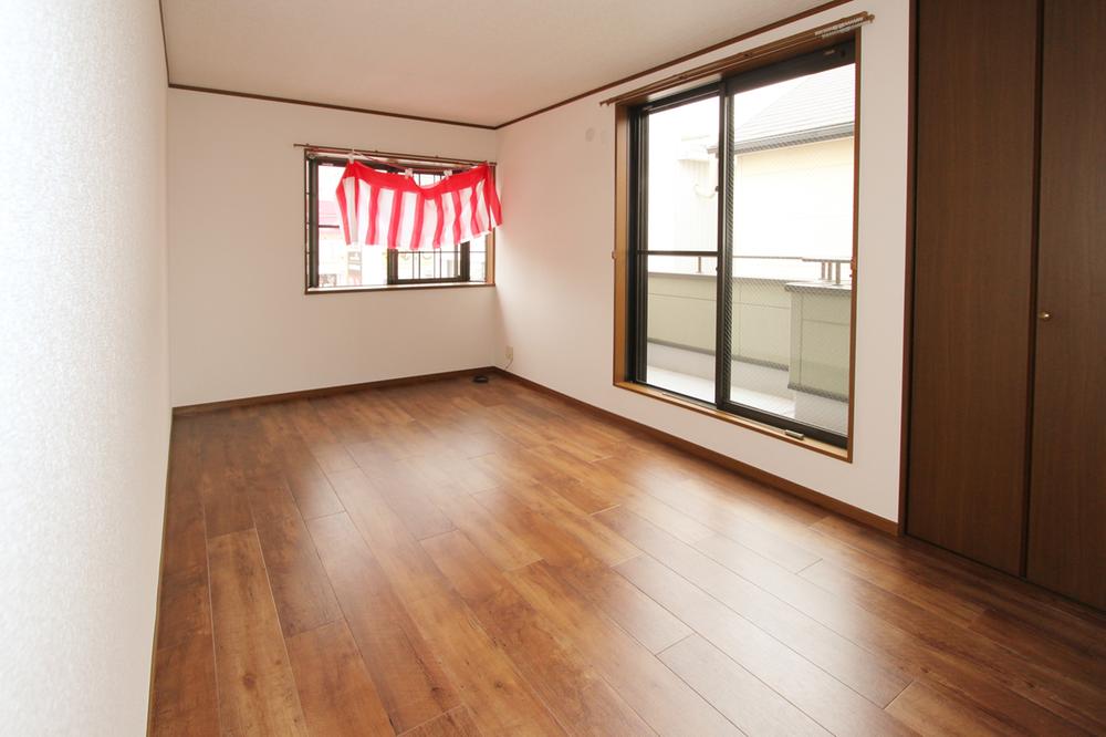 Non-living room. 9 tatami of Western-style with a balcony and bay window. 