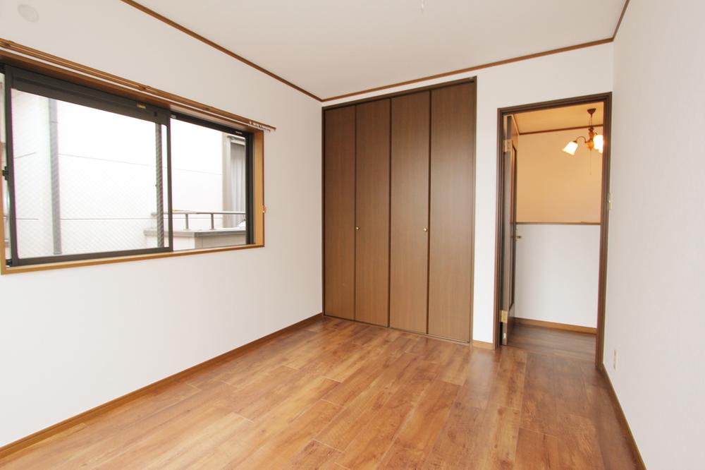 Non-living room. There is housed in all of the living room. 