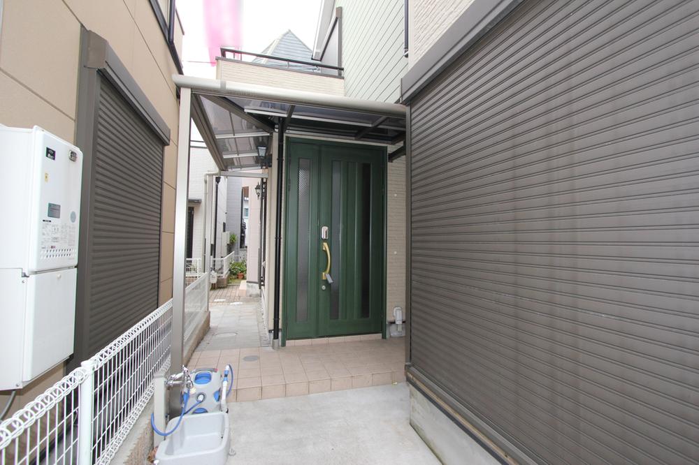 Entrance. The key to the front door in the dimple key, Crime prevention performance is excellent. 