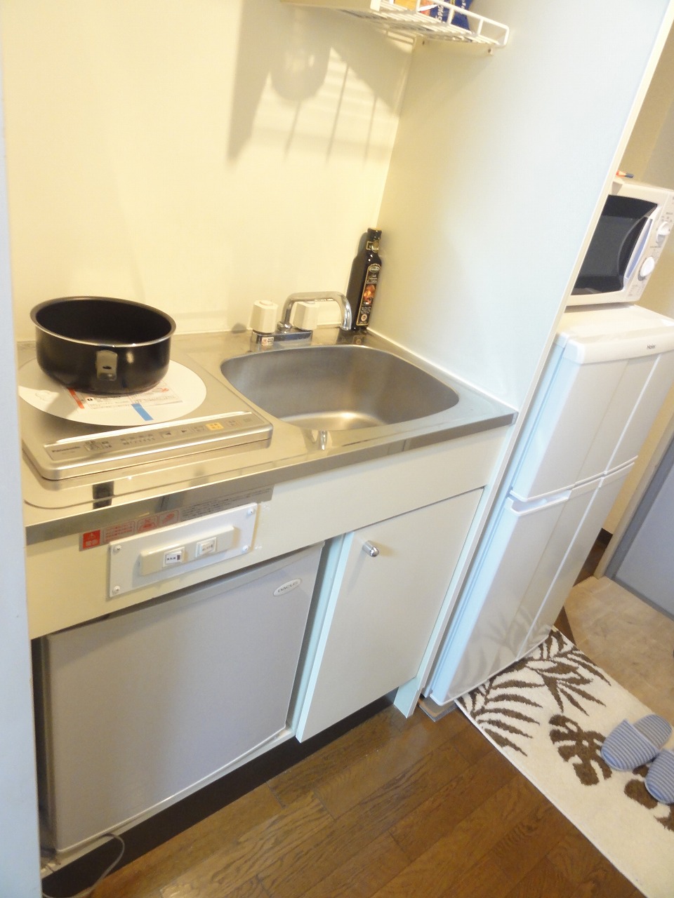 Kitchen. IH kitchen with stove (mini fridge)