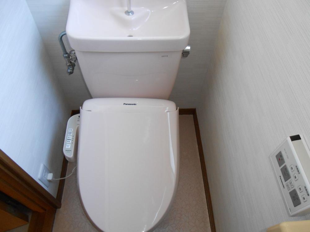 Toilet. There is also a toilet on the second floor. 