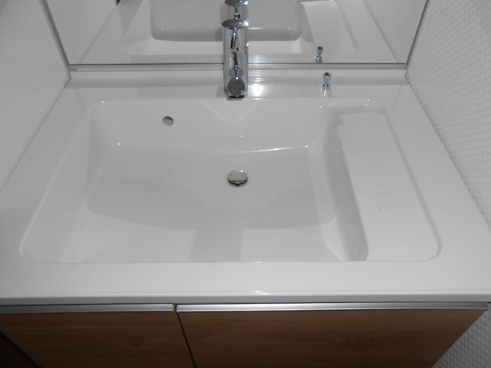 Wash basin, toilet. Shiny also washstand because renovation of already. 