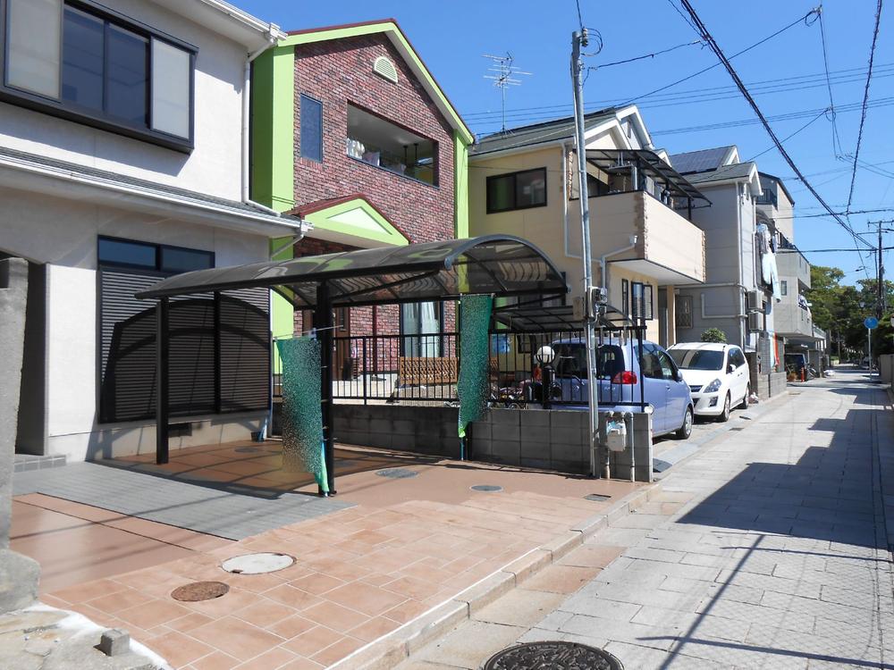 Local photos, including front road. A quiet residential area. 