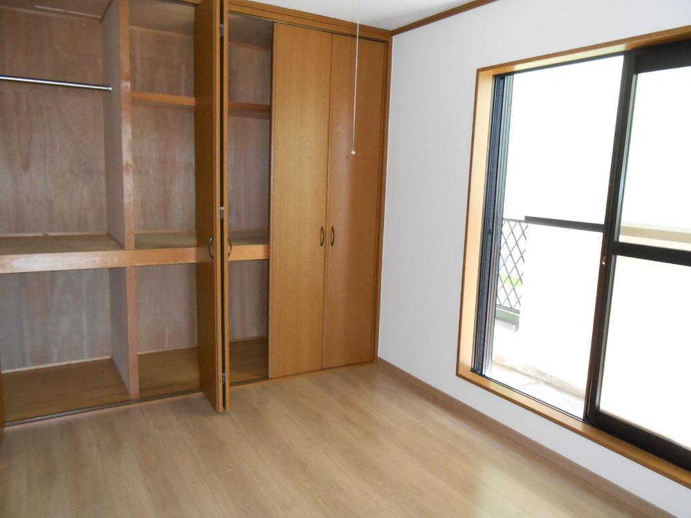 Non-living room. Sunny bright Western-style. 