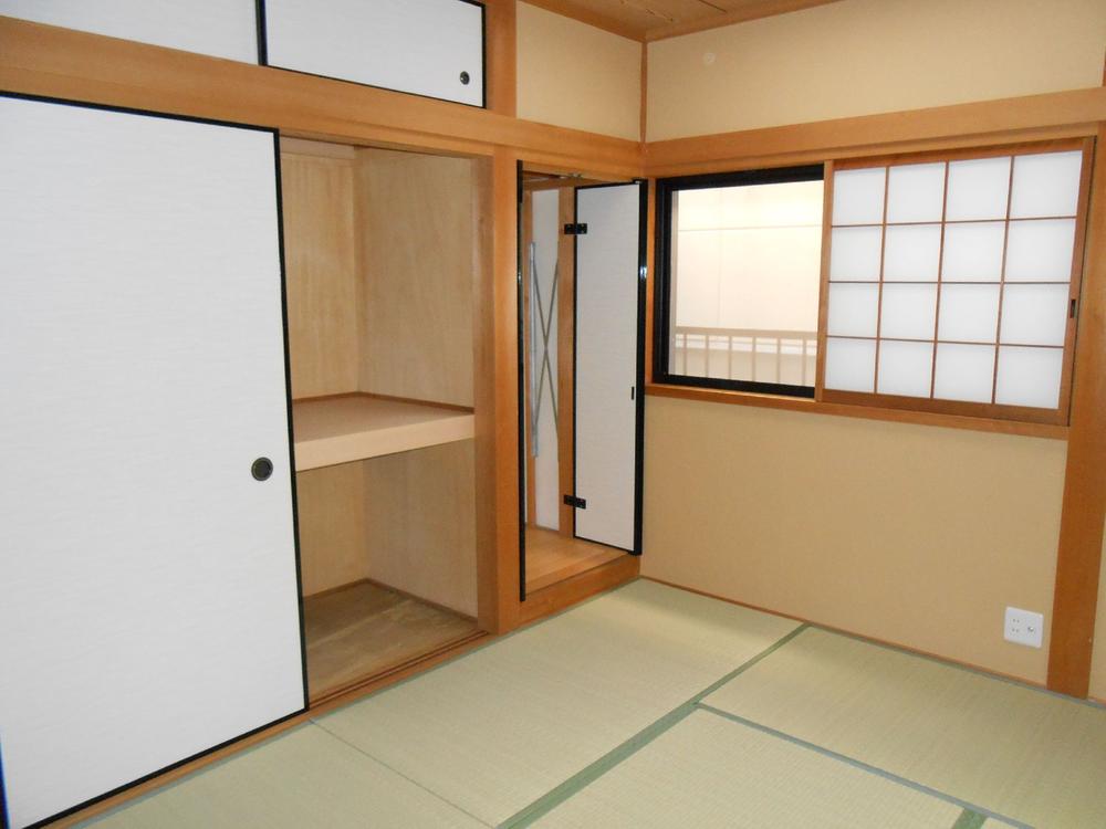 Non-living room. Bright calm Japanese-style room. 