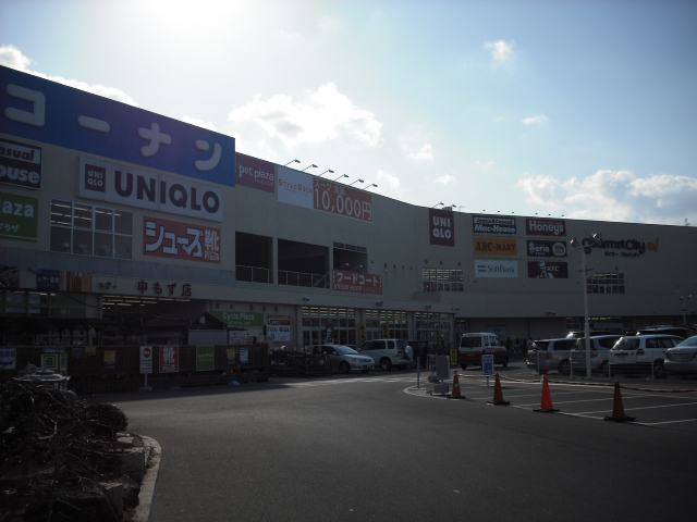 Shopping centre. Not even during the Uniqlo 1130m to the store (shopping center)