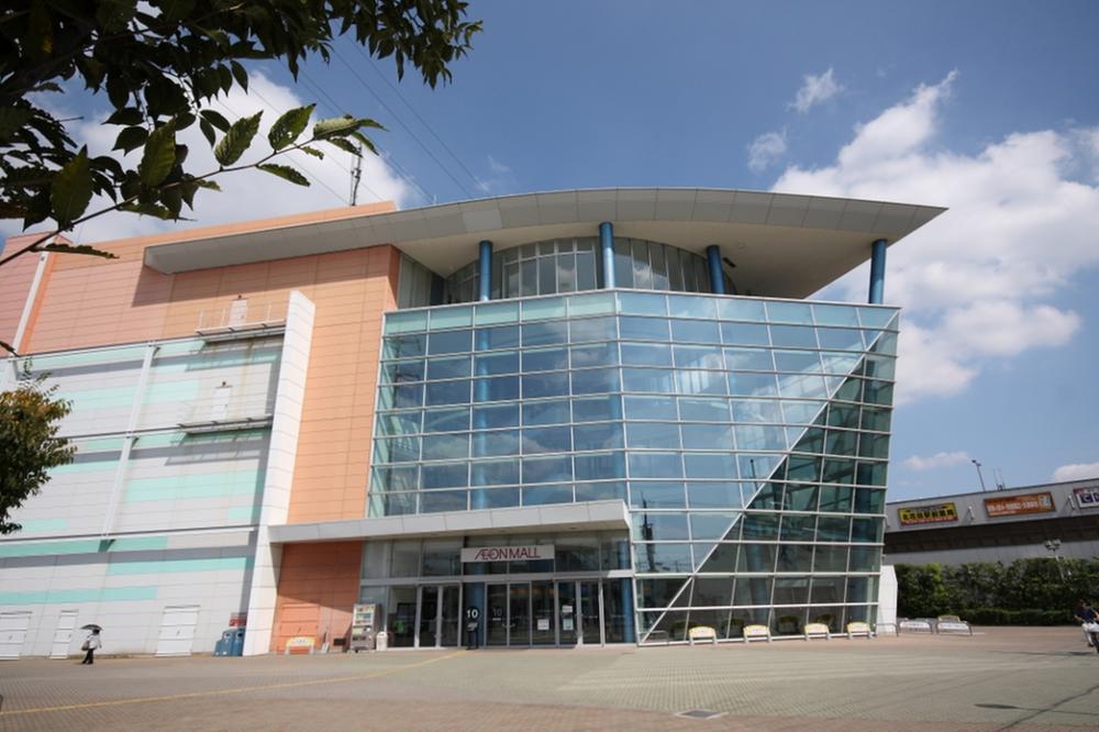 Shopping centre. Shopping mall of 80m shopping facilities enhancement to Kitahanada ion Mall Sakai. Holiday is crowded with many families.