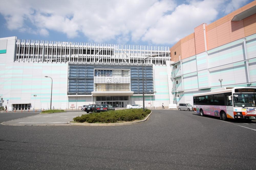 Shopping centre. 80m to Hankyu Department Store