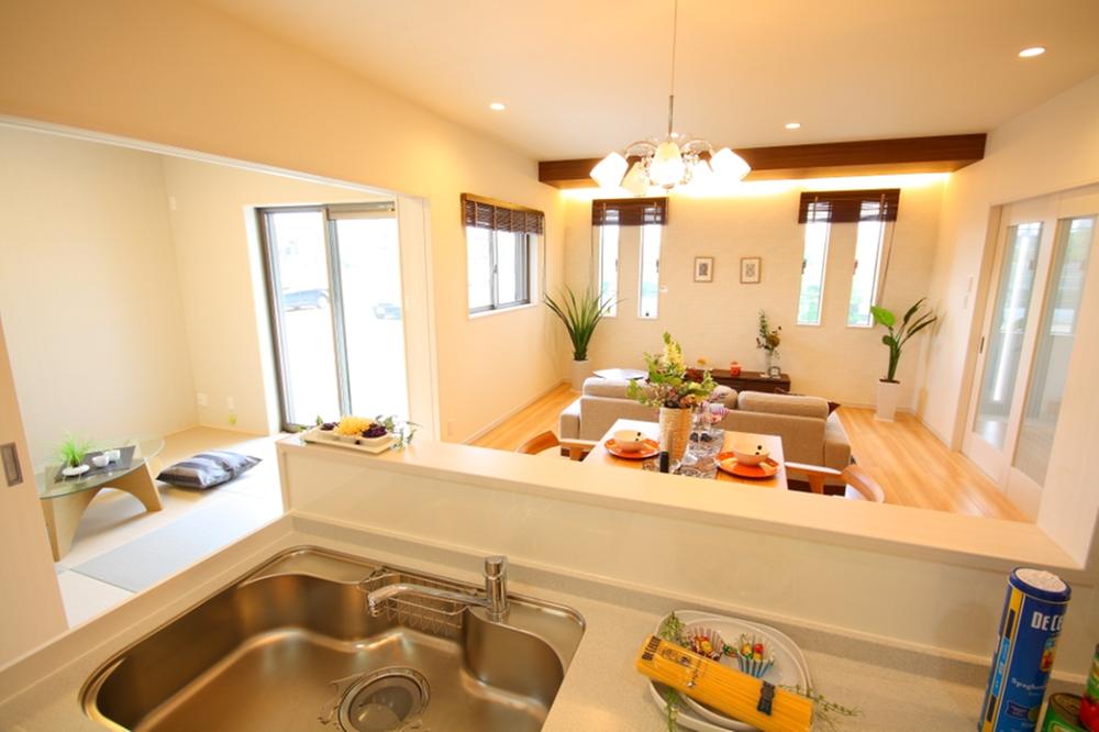 Living.  [Landscape from the kitchen] Living from the eyes of mom standing in the kitchen ・ The entire Japanese-style room, etc. overlooks. Is a floor plan of peace of mind to the family.
