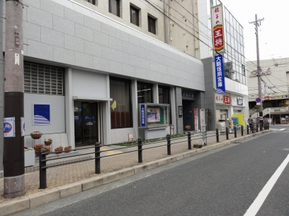 Bank. Osaka credit union Mikunigaoka 522m to the branch (Bank)