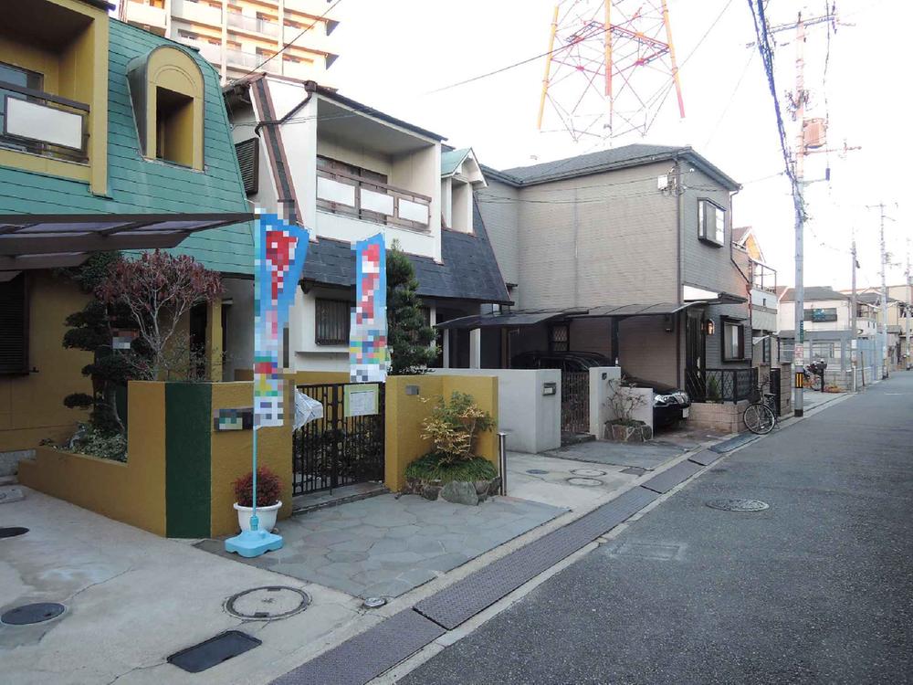 Local photos, including front road. It is a quiet residential area so, It is easy location of life