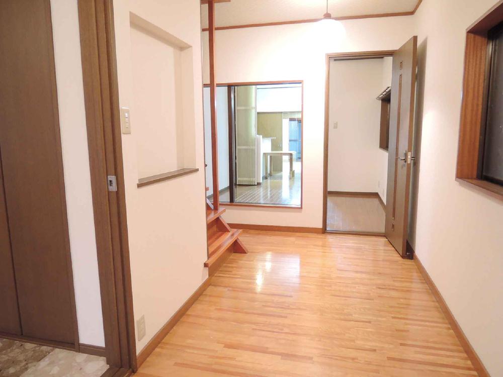 Other introspection. It is very wide corridor that entered from the front door, It is a house with a sense of openness ☆