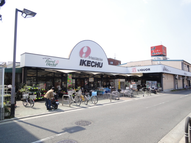 Supermarket. Ikechu also not 688m to the store (Super)