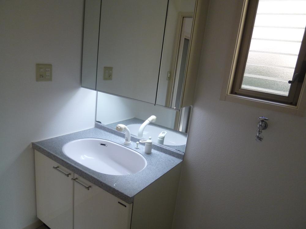 Wash basin, toilet. Indoor (10 May 2013) Shooting