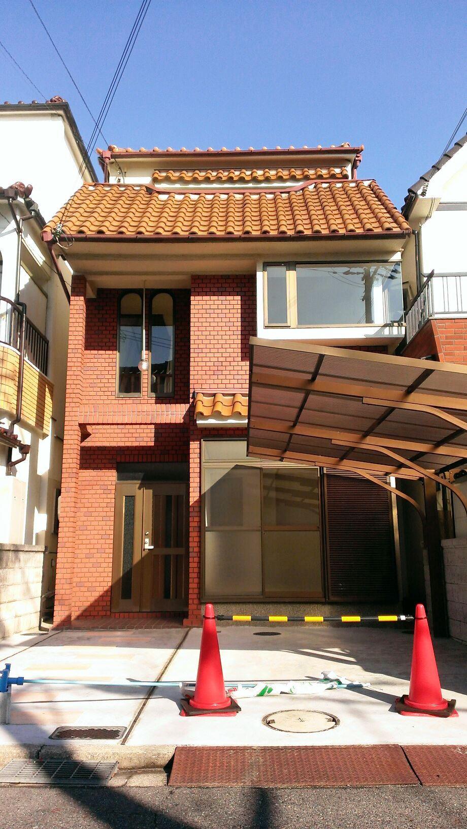 Local appearance photo. Stop the car to 2 car side-by-side in the appearance of the tiled.