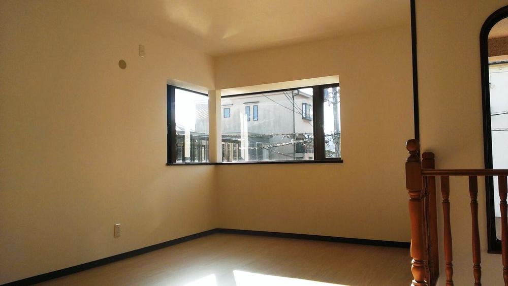 Living. The south side of the corner bay window is incorporating the lighting.