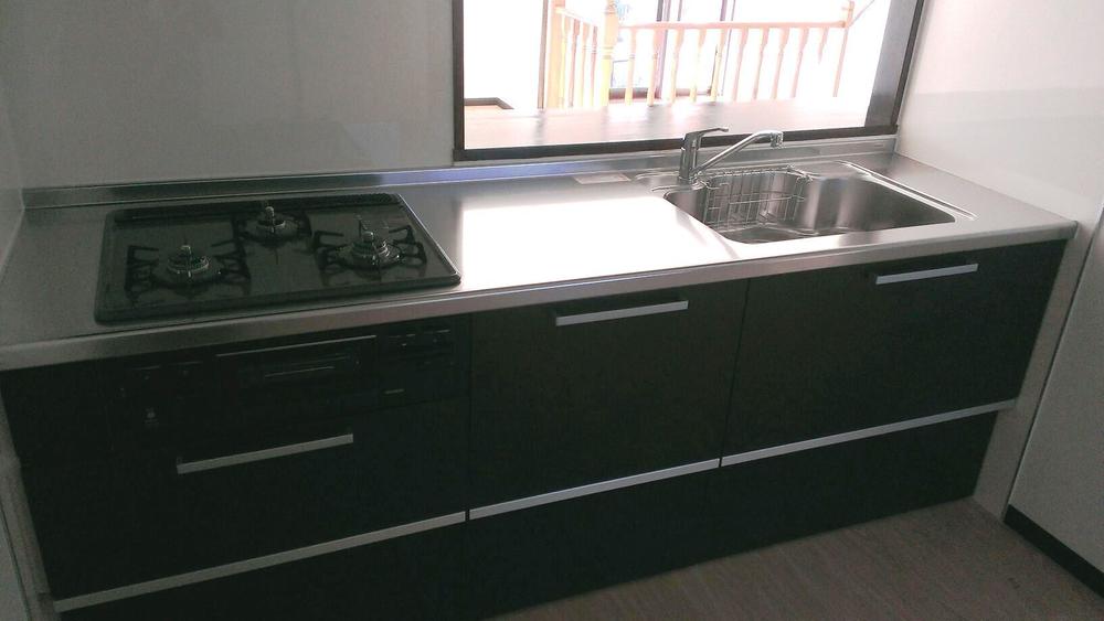 Kitchen. It is a popular face-to-face kitchen. It is LDK also spacious breadth you were a big family.