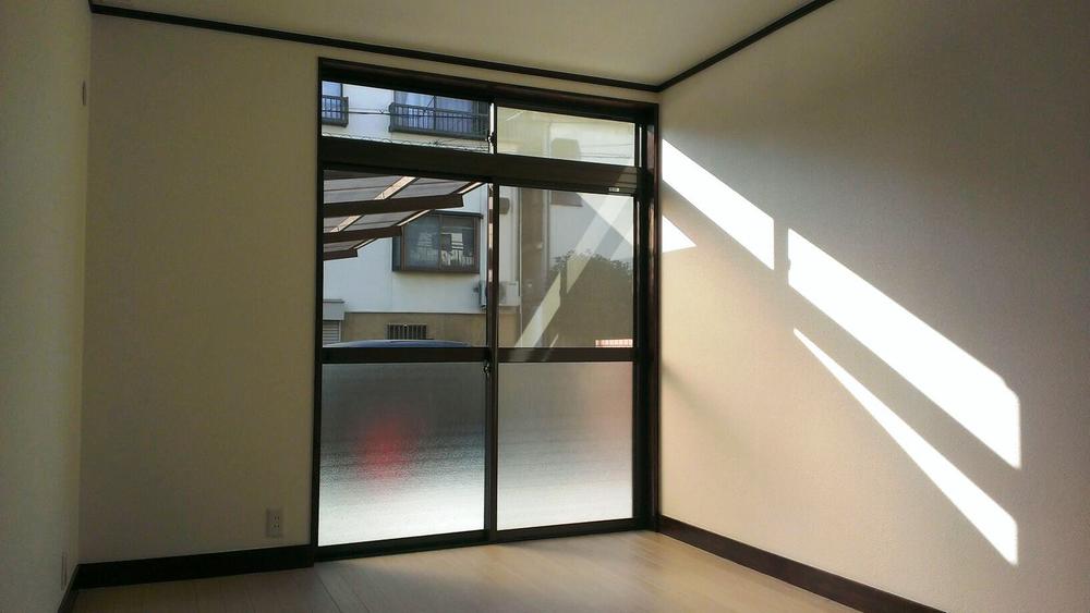 Non-living room. South-facing Western-style is lighting preeminent. Also get up neat morning.