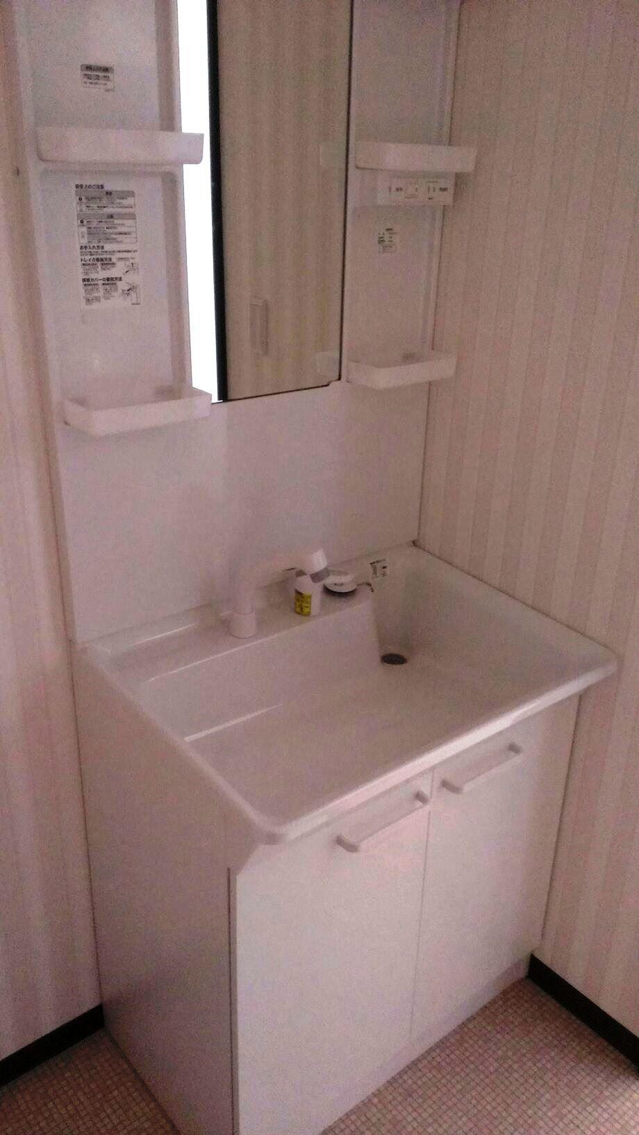 Wash basin, toilet. We had made to the wash basin of the shower.