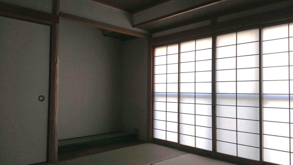Non-living room. Spacious Japanese-style. Plenty ensure daylighting.