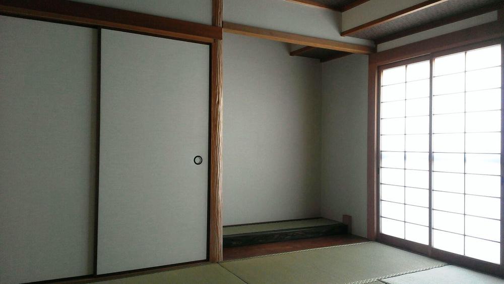 Non-living room. Alcove is plenty of both widely storage.