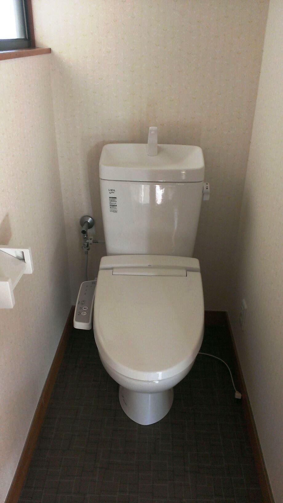 Toilet. We had made toilet. The window is also available bright.