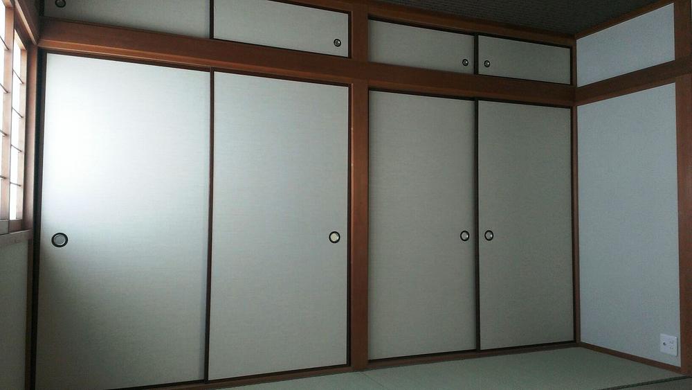 Non-living room. All sides will contain a lot of luggage in the storage.