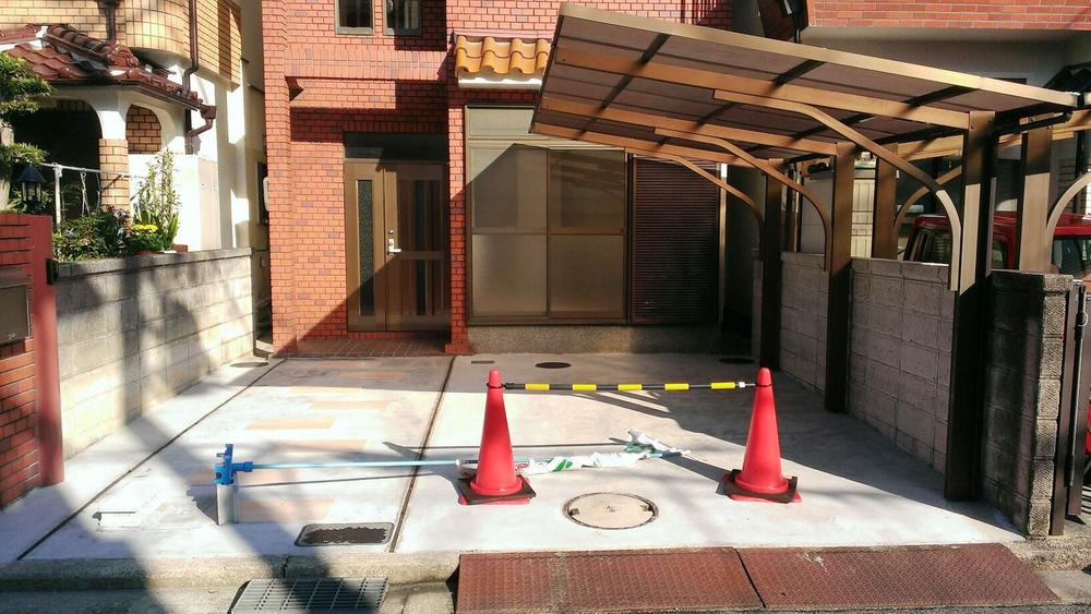 Parking lot. Parking is also a breeze in the spacious parking lot.