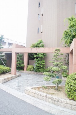 Entrance. It is a clean entrance I