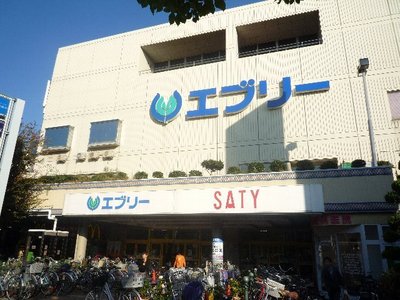 Supermarket. 445m to the shopping center Evry (super)