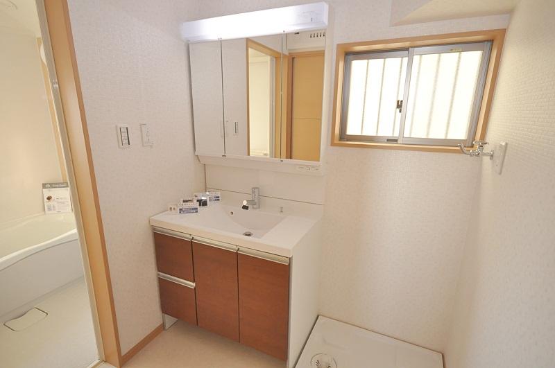 Wash basin, toilet. LIXIL made. Shower water washing.