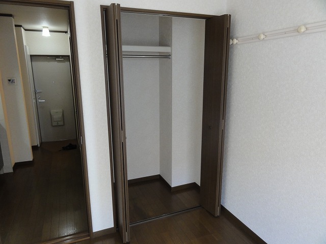 Receipt. Spacious storage space (closet)