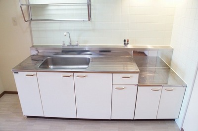 Kitchen. Loose also cutting board space