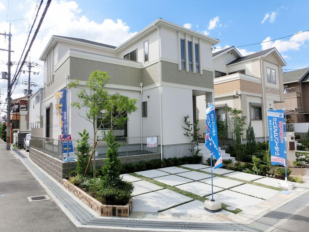 Building plan example (exterior photos). It gives a presence in the sublime design.